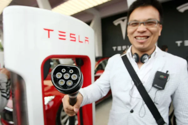 Людина Показує Зарядки Plug Продажу Центр Тесла Jinqiao Шанхай Китай — стокове фото