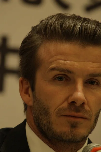 Der Englische Fußball Superstar David Beckham Reagiert Während Einer Pressekonferenz — Stockfoto