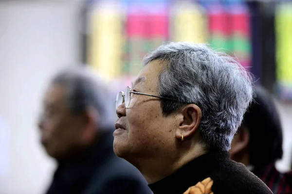 Chinesische Investoren Betrachten Die Aktienkurse Eines Börsenmaklerhauses Der Stadt Qingdao — Stockfoto