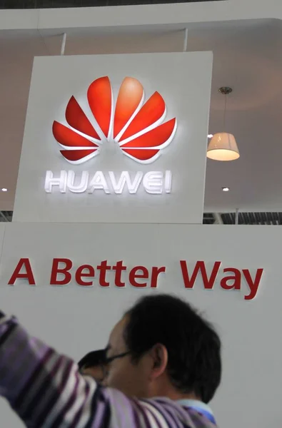 Intervention Des Visiteurs Sur Stand Huawei Lors Une Exposition Pékin — Photo