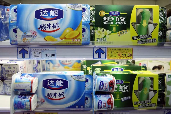 File Cartoni Yogurt Danone Sono Vendita Supermercato Pechino Cina Luglio — Foto Stock