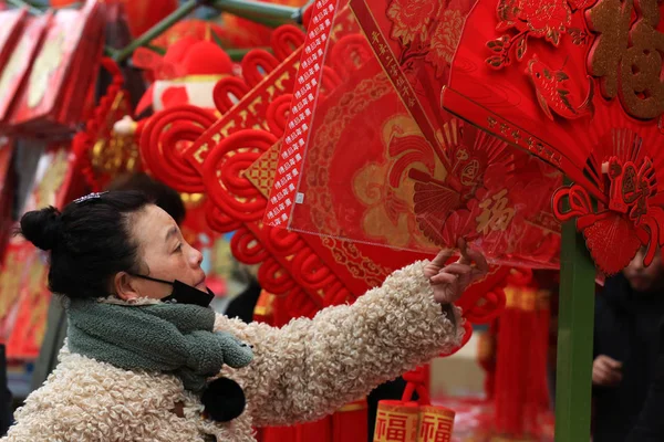 Tiendas Locales Chinas Residentes Para Calcomanías Rojas Otras Decoraciones Para — Foto de Stock