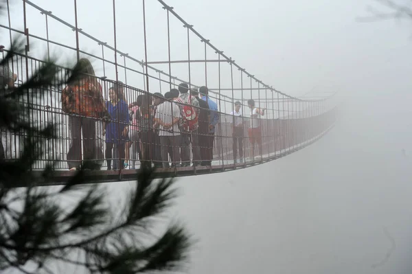 Туристы Проходят Осторожно 300 Метровому Плексигласному Мосту Который Висит Высоте — стоковое фото