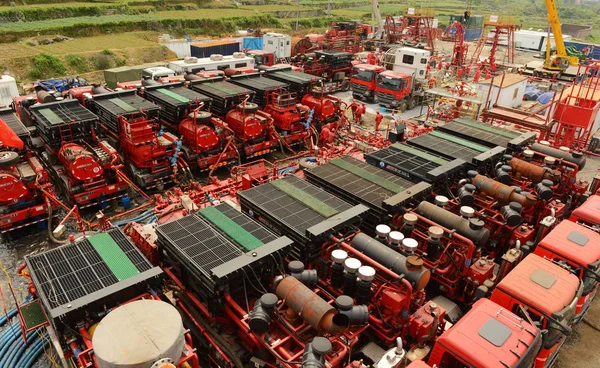 Chinese Workers Monitor Pipes Connected Vehicles Hydraulic Fracturing Operation Shale — Stock Photo, Image