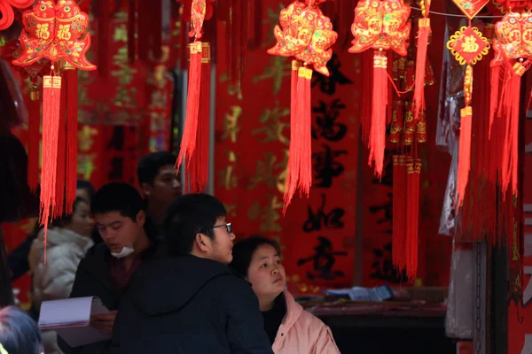 Los Residentes Chinos Locales Compran Decoraciones Rojas Para Próximo Año — Foto de Stock