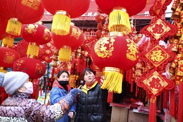 Местные Жители Покупают Красные Фонари Предстоящий Китайский Лунный Новый Год — стоковое фото