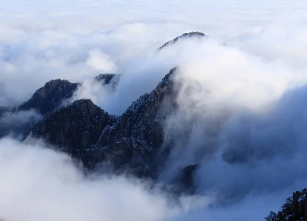 Paisaje Montaña Amarilla También Conocido Como Huangshan Envuelto Niebla Nube — Foto de Stock