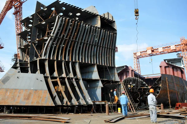 Arbeiter Bauen Ein Schiff Auf Einer Werft Der Stadt Taizhou — Stockfoto
