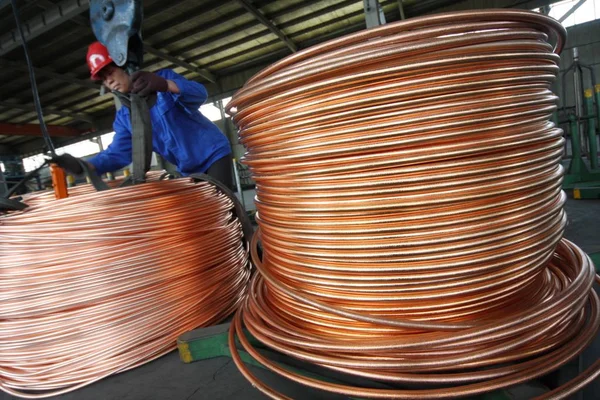 Trabajador Chino Eleva Producción Tubos Cobre Espiral Una Fábrica Ciudad — Foto de Stock