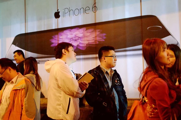 구매자는 상하이에서 아이폰 스마트폰을 차이나 텔레콤의 하룻밤을 2014 — 스톡 사진