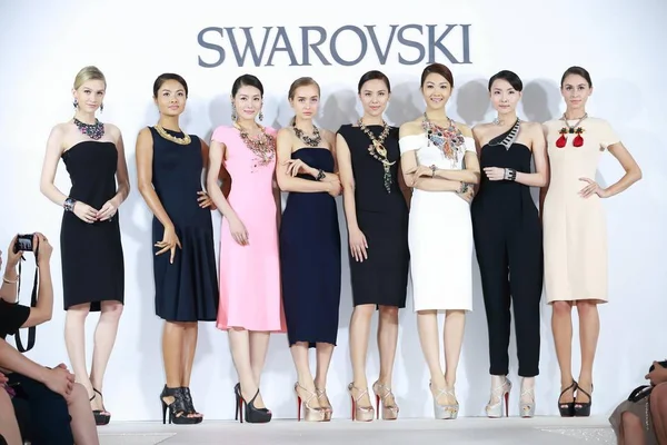 모델은 패션쇼 동안는 2014 측면의 스와로브스키 상하이 중국에 2014에 새로운 — 스톡 사진