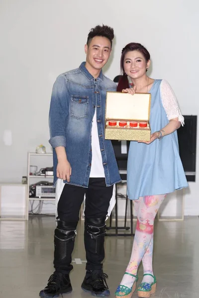 Taiwanese Singer Wilber Pan Left Poses Selina Jen Taiwanese Girl — Stock Photo, Image