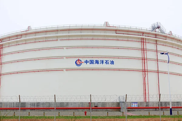 2012年3月21日 中国南部広東省湖州市のCnoocの支店で Cnooc 中国国家海洋石油公社 の石油タンクが描かれています — ストック写真