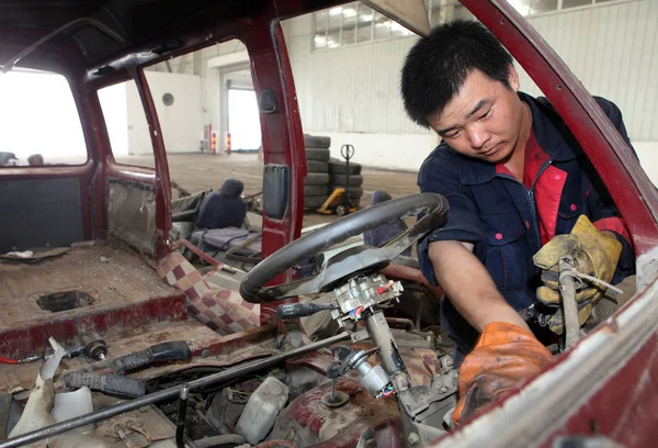 2013年7月4日 中国天津一家汽车拆解厂 一名中国工人拆解一辆报废汽车 — 图库照片