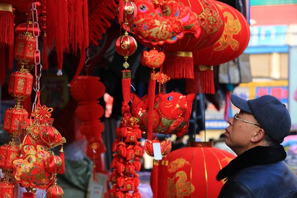 2019年1月31日 在中国东部江苏省淮安市的一个商品市场上 一家中国当地居民为即将到来的中国农历新年 也被称为春节 购买红色装饰的商店 — 图库照片