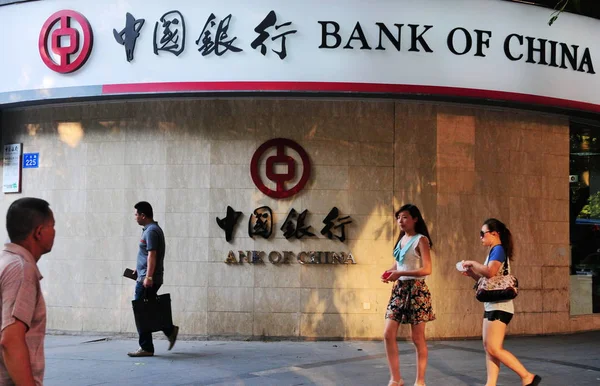 Des Piétons Passent Devant Une Succursale Bank China Boc Dans — Photo