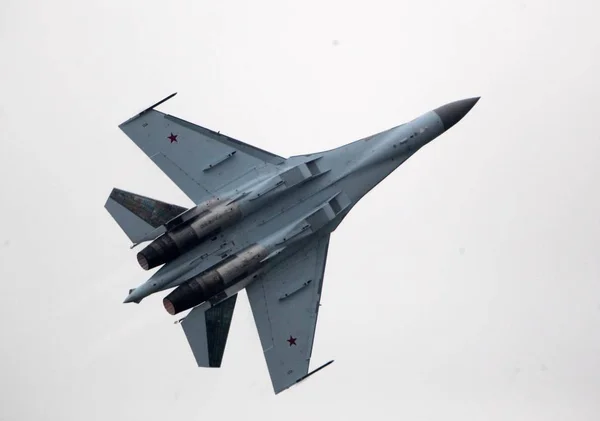 Винищувачі Sukhoi Російських Лицарів Вищого Пілотажу Команда Виконує Під Час — стокове фото