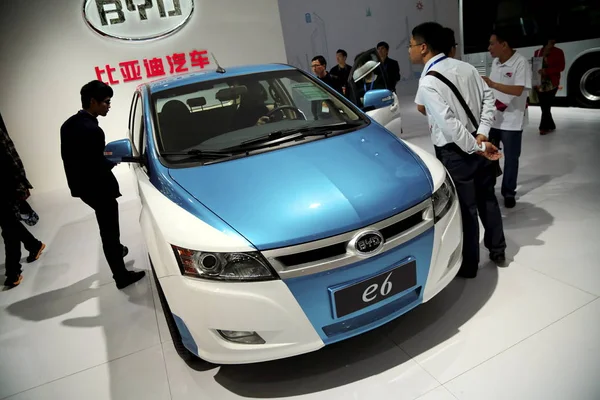 Látogató Néz Egy Byd Elektromos Autó Alatt China Tech Vásár — Stock Fotó