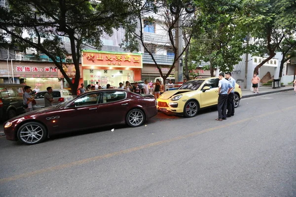 Polizisten Und Schaulustige Betrachten Den Maserati Quattraporte Dessen Heck Beschädigt — Stockfoto