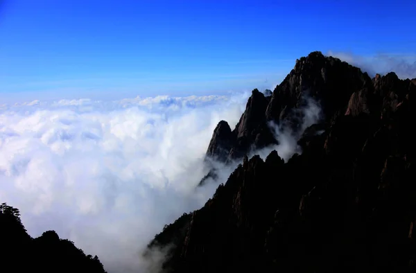 Ujung Gunung Terlihat Naik Atas Awan Mempesona Tempat Indah Gunung — Stok Foto