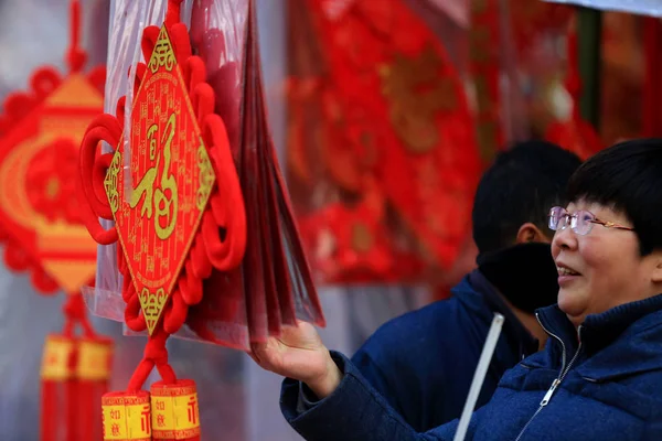 春祭りとしても知られている中国の旧正月のための赤のデカールのための地元の中国の居住者のお店 Huaian 東中国の江蘇省の商品市場で 月2019 — ストック写真