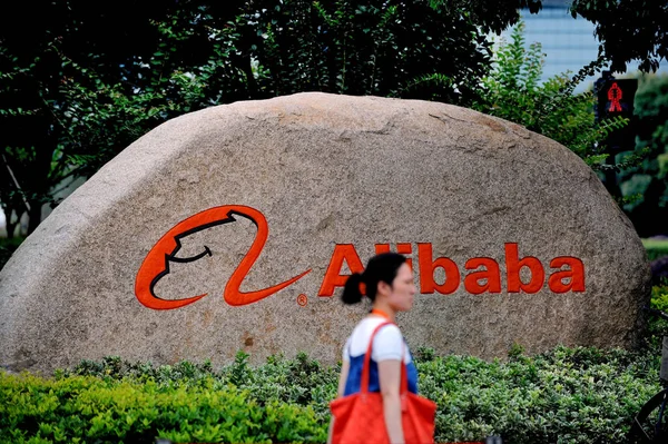 Ένας Κινέζος Εργαζόμενος Εισέρχεται Στα Κεντρικά Γραφεία Του Ομίλου Alibaba — Φωτογραφία Αρχείου