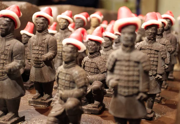 Μίνι Τερακότα Πολεμιστές Φτιαγμένα Από Βελγική Σοκολάτα Και Φορώντας Καπέλα — Φωτογραφία Αρχείου