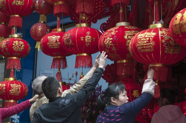 Los Residentes Chinos Locales Compran Linternas Rojas Para Próximo Año — Foto de Stock