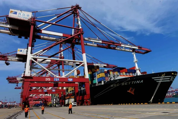 Navio Porta Contentores Atracar Cais Porto Qingdao Cidade Qingdao Leste — Fotografia de Stock
