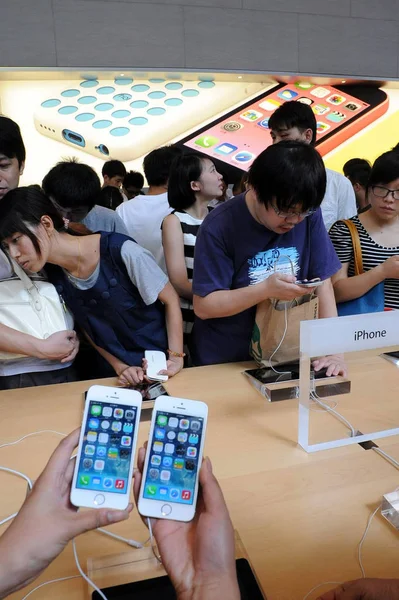 Los Clientes Prueban Teléfonos Inteligentes Iphone Una Apple Store Shanghai — Foto de Stock