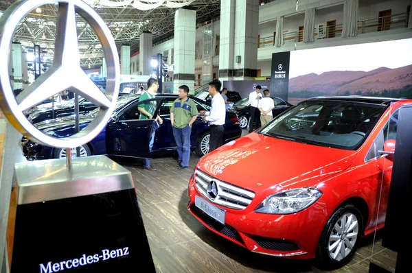 Visitantes Ver Carros Mercedes Benz Show Automóveis Cidade Lianyungang Leste — Fotografia de Stock