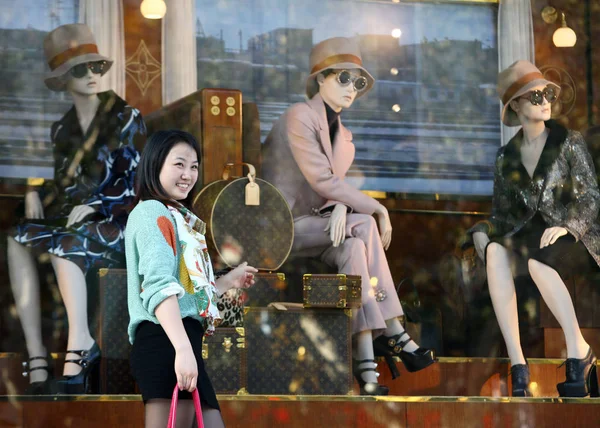 Молодая Женщина Позирует Перед Витриной Магазина Louis Vuitton Шанхае Китай — стоковое фото
