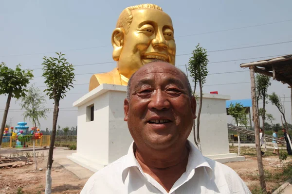 Empresário Local Anos Idade Chamado Xin Pessoa Prototípica Uma Estátua — Fotografia de Stock