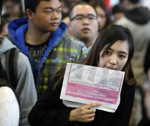 2014年11月20日 中国江苏省南京市招聘会上 将于2015年毕业的中国大学生找工作 — 图库照片