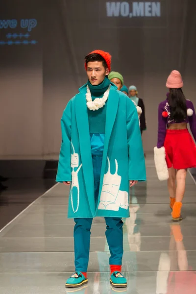 Bir Modeli Yeni Bir Yaratım Pekin Moda Teknoloji Enstitüsü Moda — Stok fotoğraf