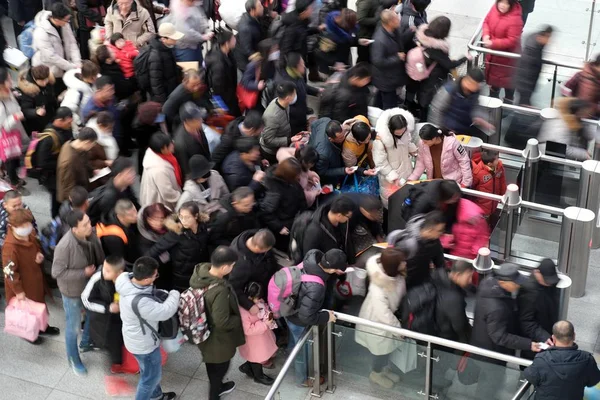 2019年1月31日 在中国东北辽宁省沈阳市沈阳北站 乘客排队等候扫描火车票 以便在春节旅游高峰期间办理登机手续 也就是 — 图库照片