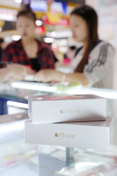 Iphone Dan Iphone Ditambah Smartphone Untuk Dijual Konter Sebuah Mal — Stok Foto