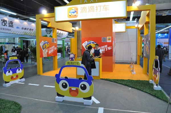 Empleado Atiende Visitante Stand Aplicación Reserva Taxis Didi Dache Tencent — Foto de Stock
