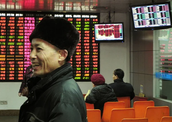 Çinli Yatırımcılar Hisse Fiyatları Fiyatı Yükselen Kırmızı Hangzhou Doğu Chinas — Stok fotoğraf