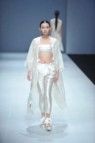 モデルがファッションショーで北京 中国ロンドンファッションウィークの春 2015 2014 日の間に新しい創造を表示します — ストック写真