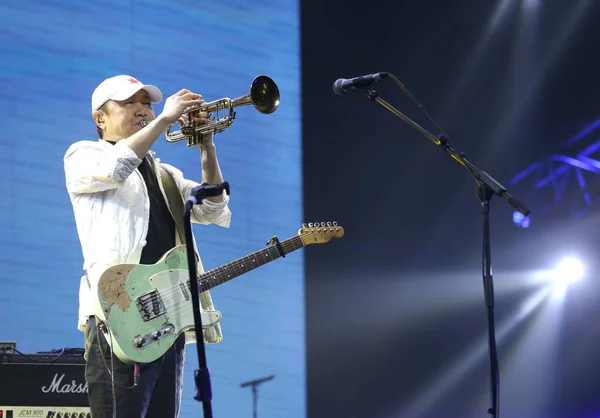 Chiński Rock Star Cui Jian Wykonuje Podczas Premiery Jego Pierwszej — Zdjęcie stockowe