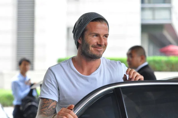 Superstar Sepak Bola Inggris David Beckham Tersenyum Saat Keluar Dari — Stok Foto