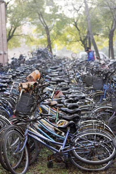 Des Vélos Jetés Sont Garés Devant Dortoir Université Centrale Sud — Photo