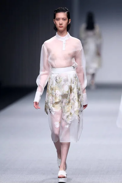 Model Displays New Creation Designer Zhu Chongyun Fashion Show Zhuchongyun — Stock Photo, Image