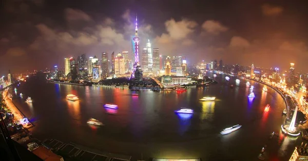 Łodzie Ozdobiony Kolorowymi Światłami Rejs Wzdłuż Rzeki Huangpu Jako Jeden — Zdjęcie stockowe