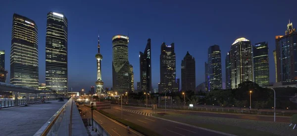 Vista Nocturna Rascacielos Edificios Gran Altura Distrito Financiero Lujiazui Pudong —  Fotos de Stock