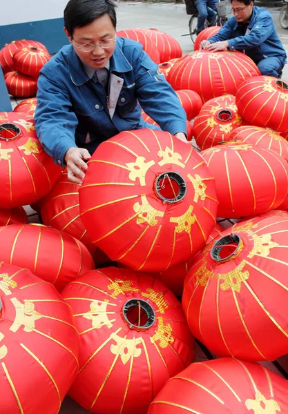 Китайські Робітники Зробити Червоні Ліхтарі Майбутніх Весняний Фестиваль Або Китайський — стокове фото