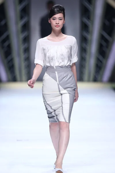 モデルは 2014 上海に上海ロンドンファッションウィークの春 2015 年の間に Prolivon のファッションショーで新しい創造を表示します — ストック写真