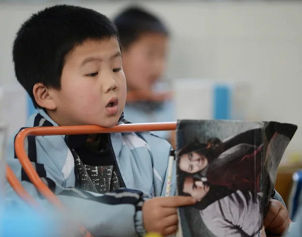 Китайский Школьник Читает Письменном Столе Установленным Баром Держать Соответствующее Расстояние — стоковое фото