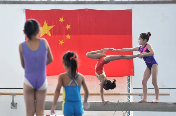 Jovens Praticam Feixe Equilíbrio Durante Treinamento Ginástica Fuyang Sports School — Fotografia de Stock